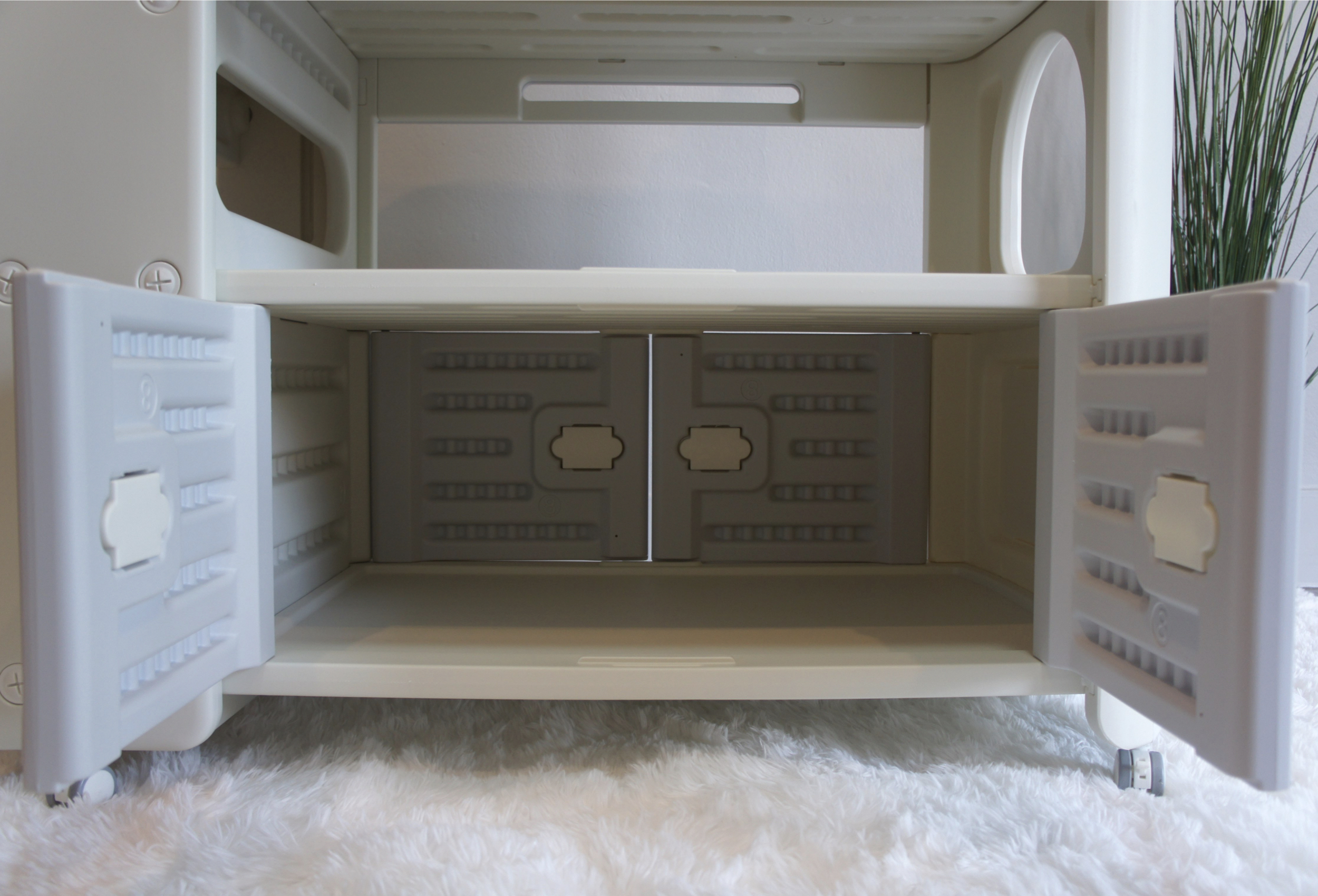 ชั้นวางของและตู้เก็บของด้านล่างขนาดใหญ่ที่สามารถเก็บของใช้เด็กน้อยได้อย่างครบถ้วน