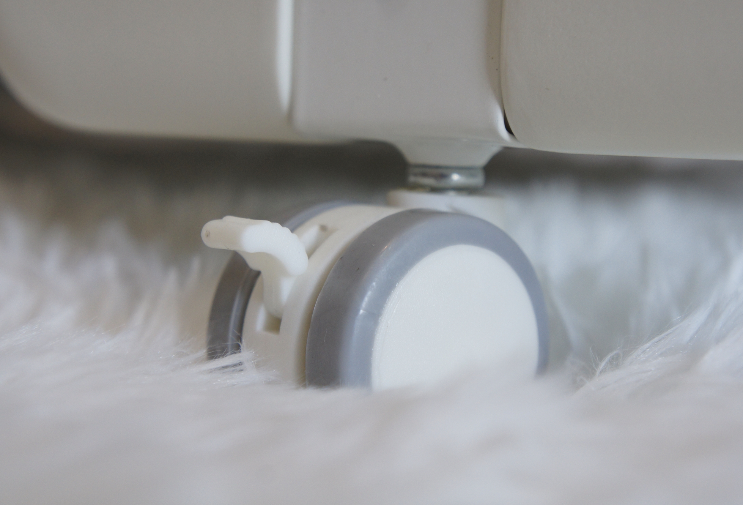 มีล้อเคลื่อนย้ายสะดวก ล๊อคได้