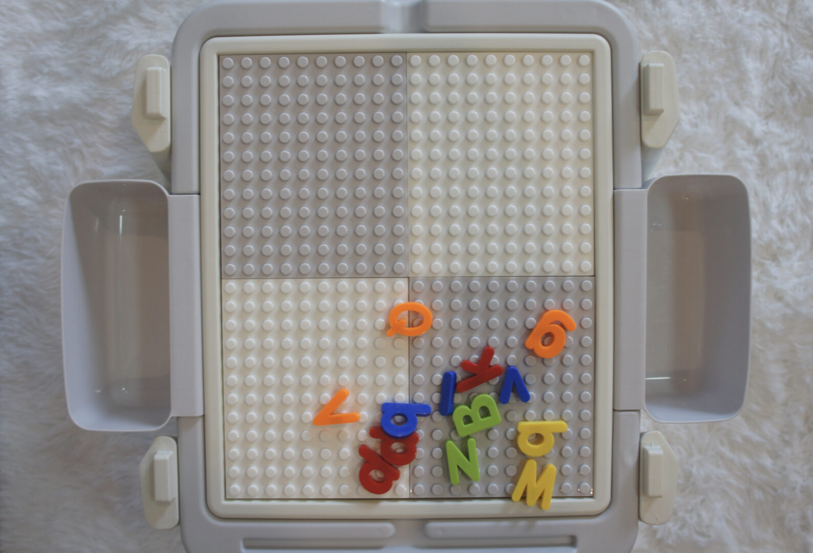 ถาดเล่นเลโก้ขนาดใหญ่ แถมตัวต่อเลโก้หลากสี