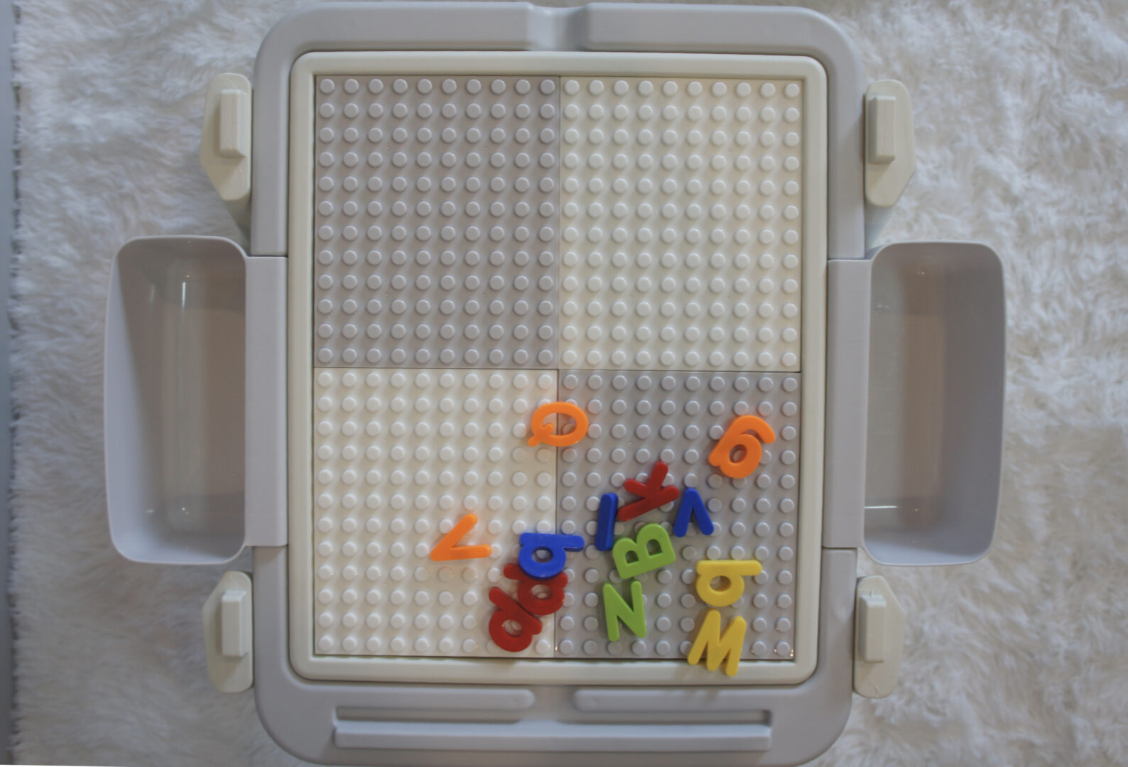 ABS เป็นพลาสติกที่แข็งและทนทานต่อแรงกระแทก ใช้ทำตัวต่อเลโก้