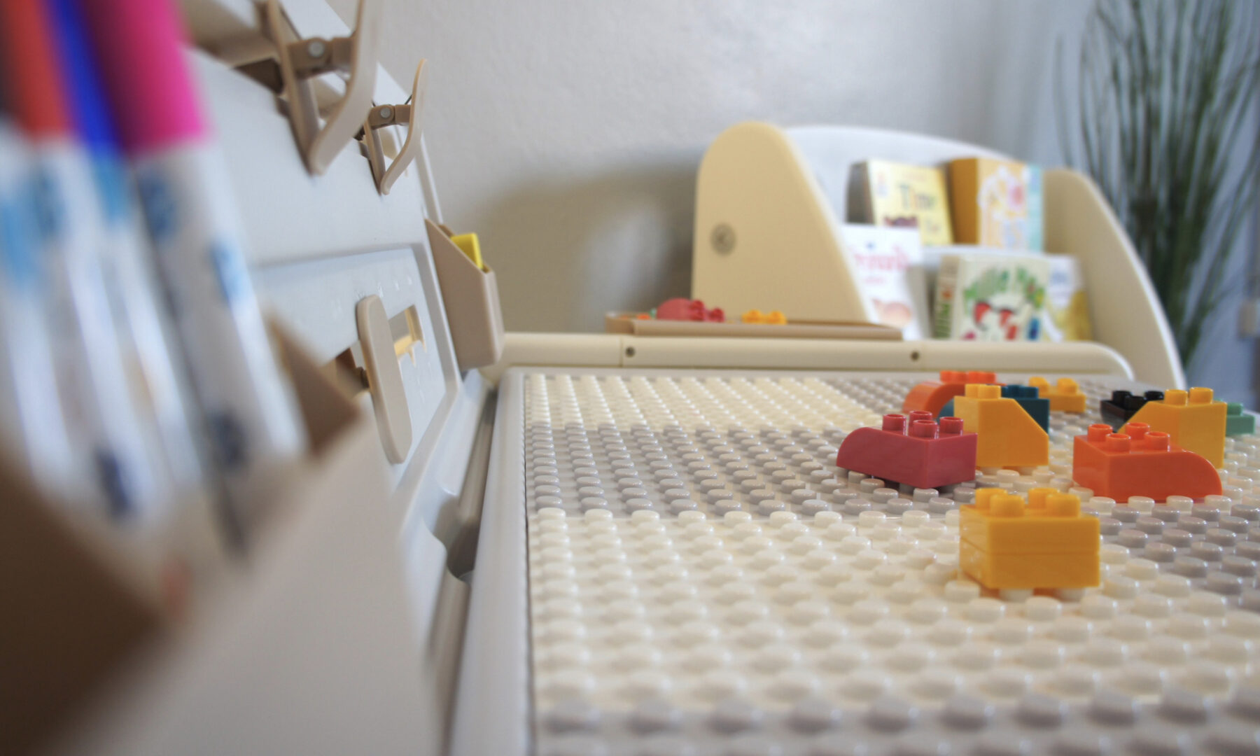 ABS เป็นพลาสติกที่แข็งและทนทานต่อแรงกระแทก ใช้ทำตัวต่อเลโก้