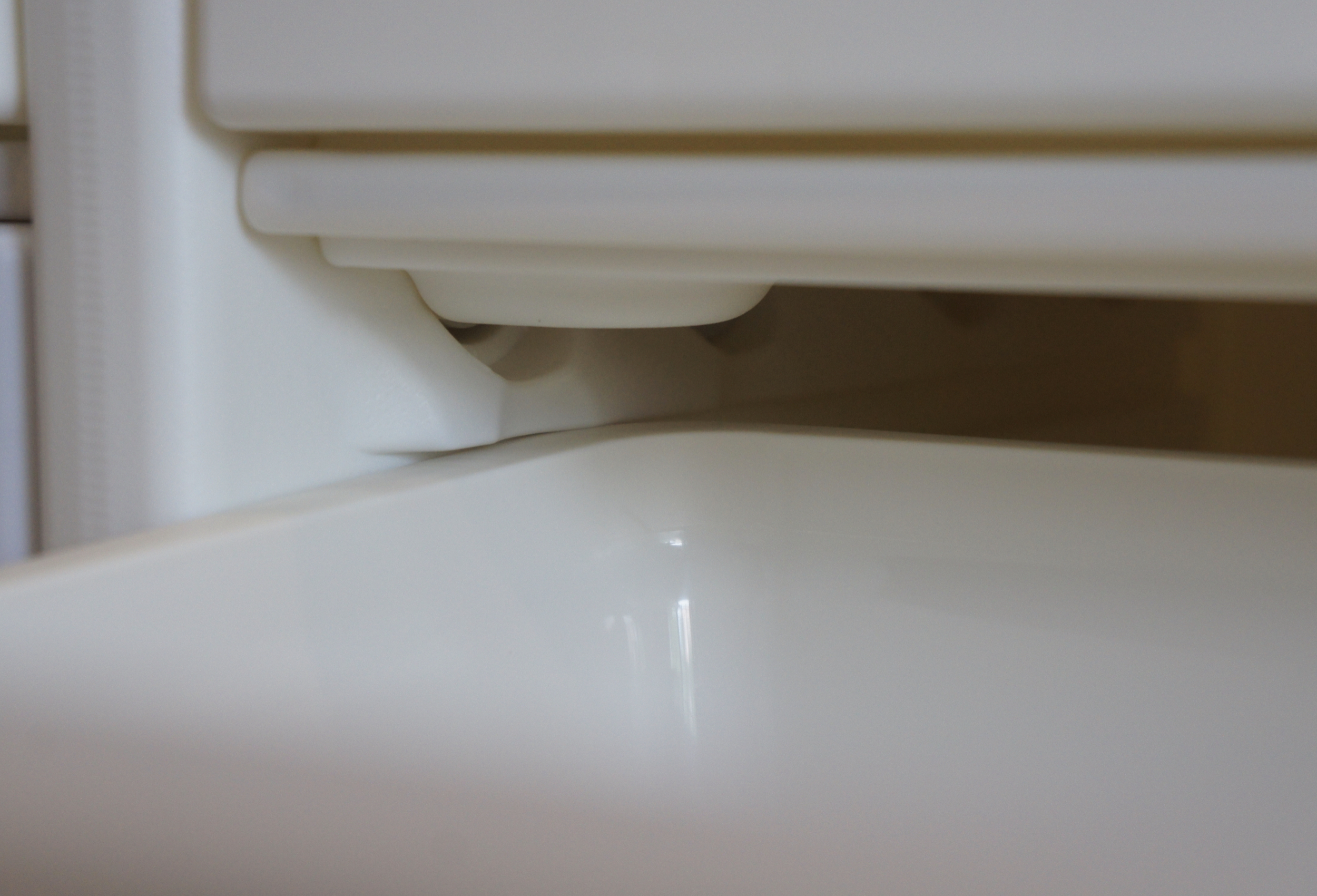 มีระบบล๊อค กันลิ้นชักหลุดจากตัวตู้ ปลอดภัย