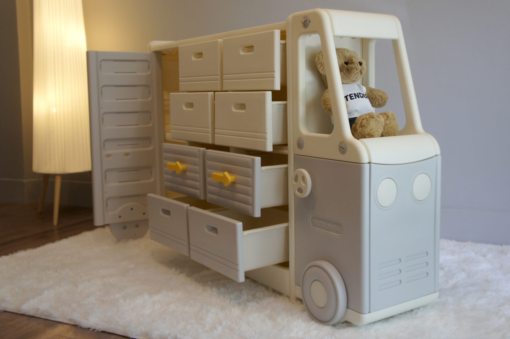 ชั้นวางของเล่นเด็ก รูปรถบัส ที่เด็กสามารถเล่นบทบาทสมมุติได้