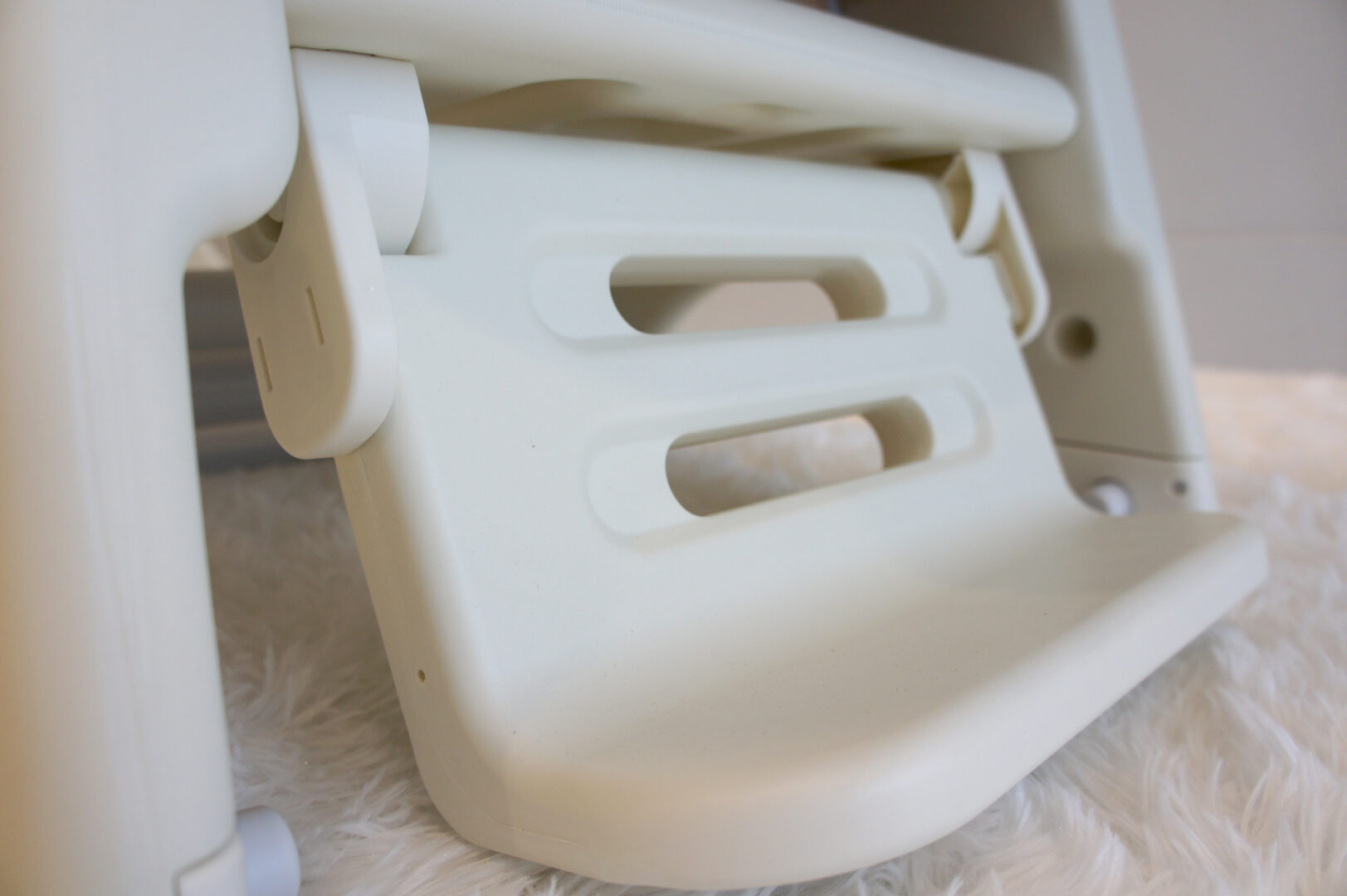 ประเภทพลาสติกแบบPP เป็นพลาสติกที่แข็งแรงจึงนิยมนำมาเป็นวัสดุของเฟอร์นิเจอร์ที่ต้องการความแข็งแรง